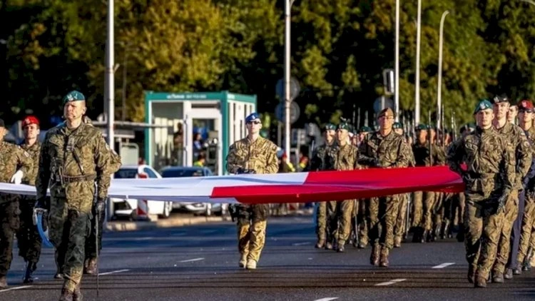 Polşada ölkə tarixinin ən böyük hərbi paradı keçirildi