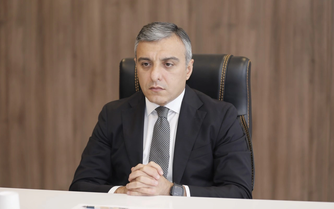 Yeni sədr özünə müşavir təyin etdi - FOTO