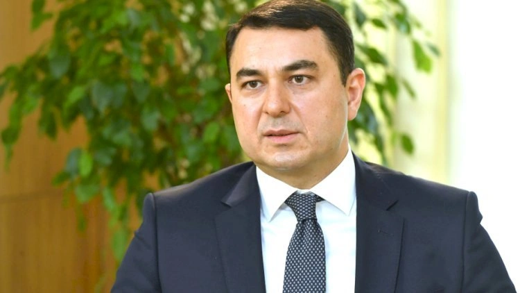 Adil Kərimli Parisə yollandı