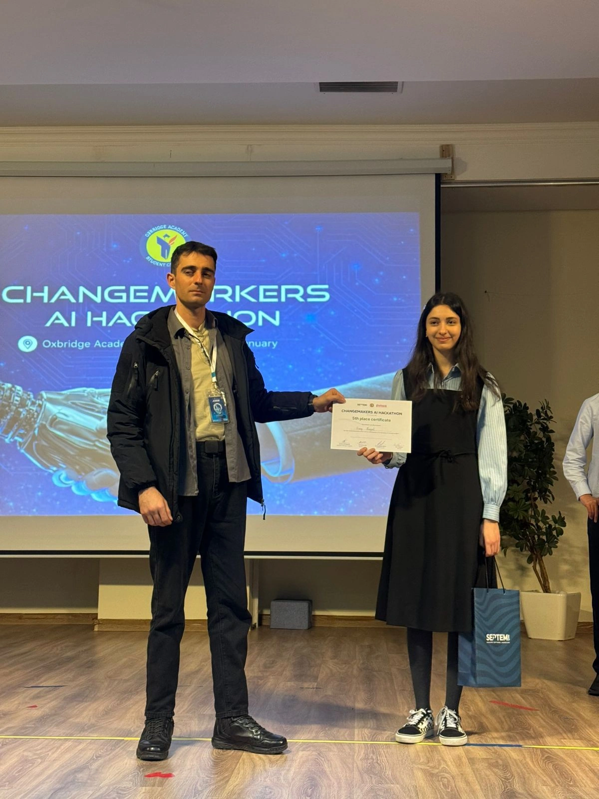 “Changemakers” AI Hackathon Oxbridge Akademiyasında uğurla keçirildi - FOTOLAR