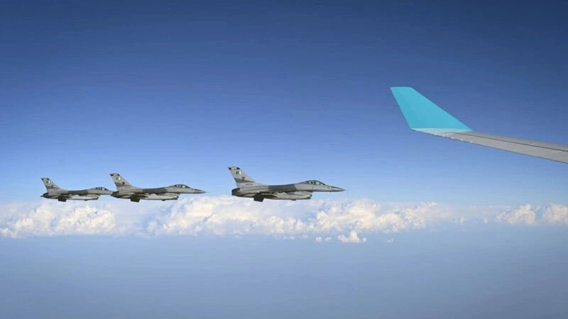 Qazaxıstan prezidentini qırıcılarla qarşıladılar