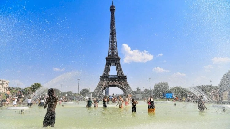Parisdə daha bir turistik məkan kəskin istilərə görə iş rejimini dəyişdi