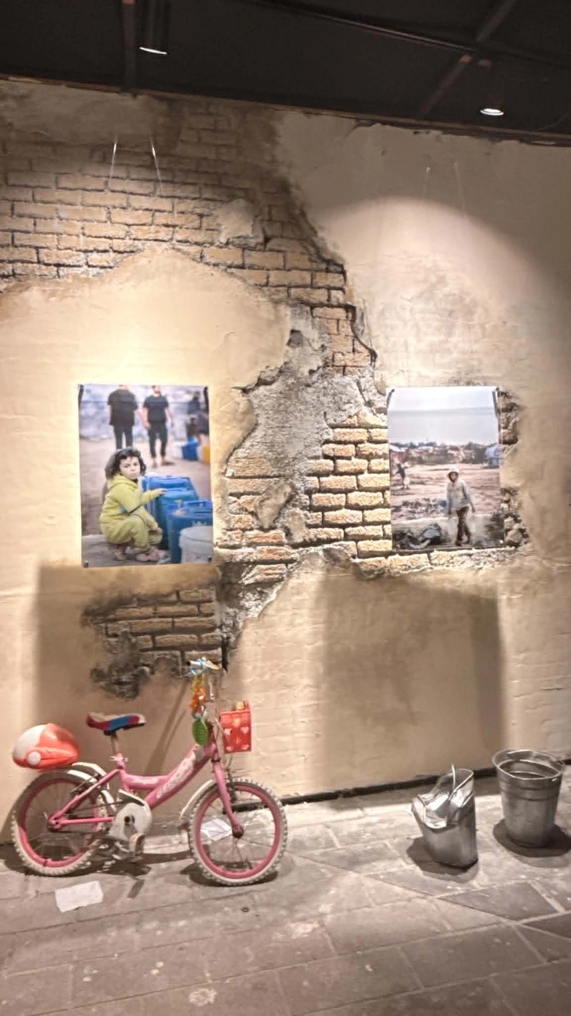 Toz basmış əlil arabası, sahibsiz oyuncaqlar... - Qəzza Evindən FOTOREPORTAJ