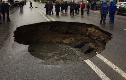Xırdalanda yol çökdü, yük maşını batdı