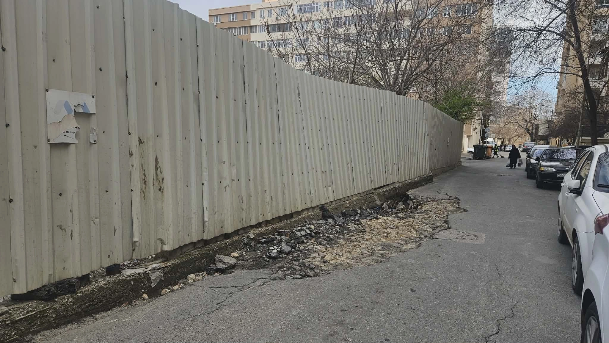 Nizami metrosunun yaxınlığında yol çökdü - FOTO
