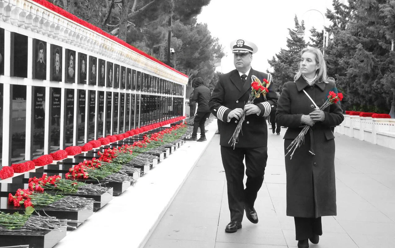 ABŞ səfirliyi 20 Yanvar faciəsinin qurbanlarını yad edib - FOTO