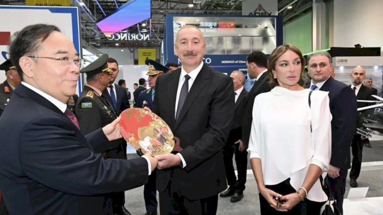 Prezident və xanımı sərgilərlə tanış oldu