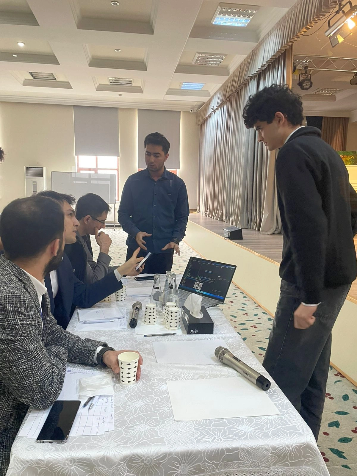 “Changemakers” AI Hackathon Oxbridge Akademiyasında uğurla keçirildi - FOTOLAR