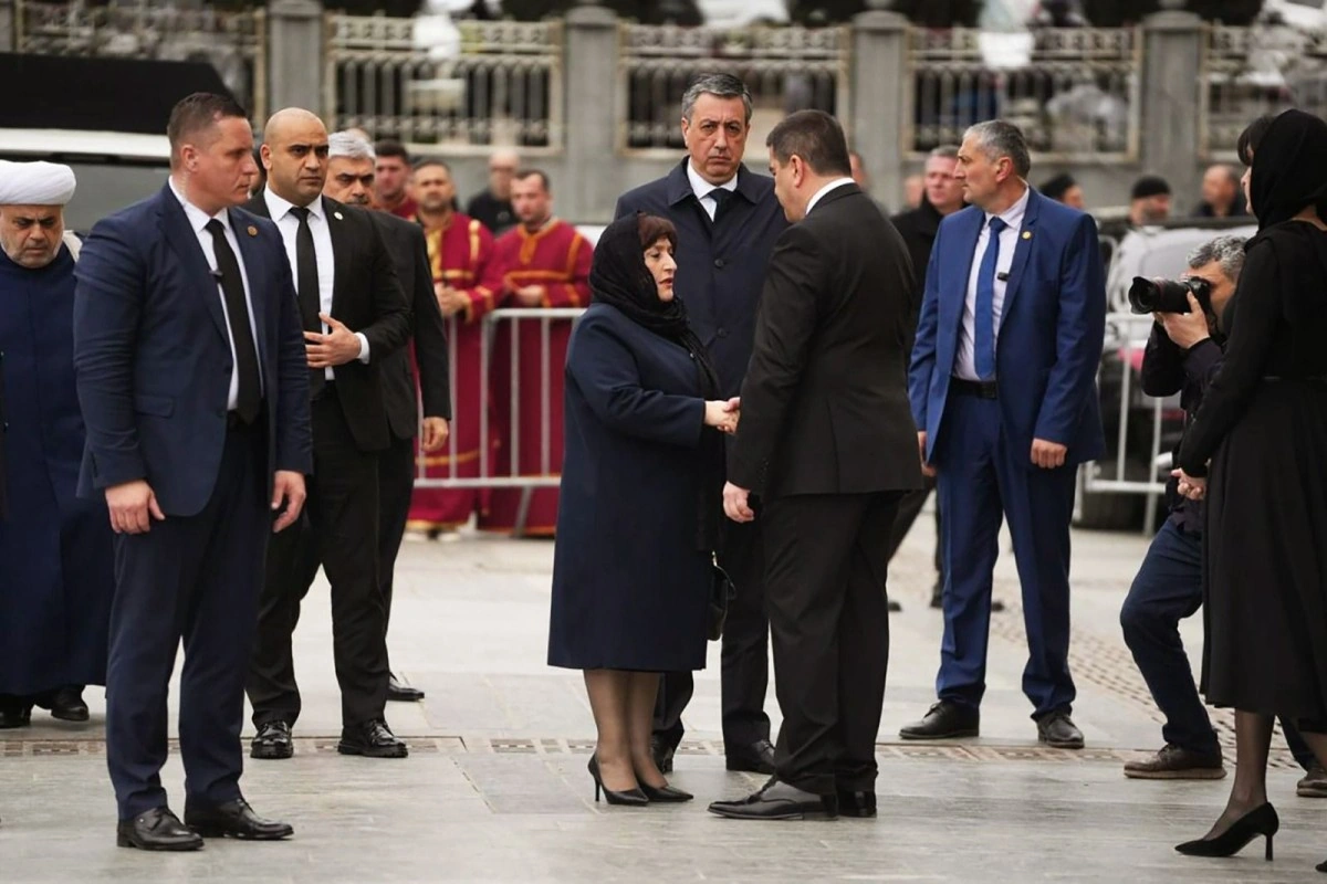 II İlya dəfn olunub, mərasimdə Sahibə Qafarova da iştirak edib - FOTO