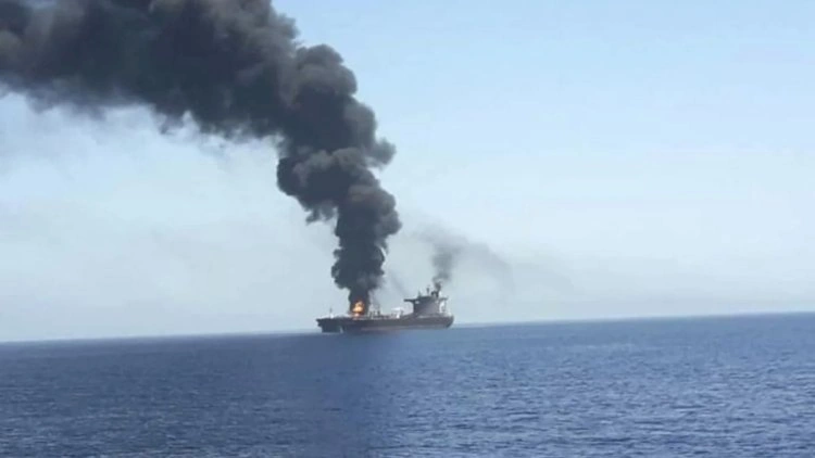 Hörmüz boğazında tanker atəşə tutuldu