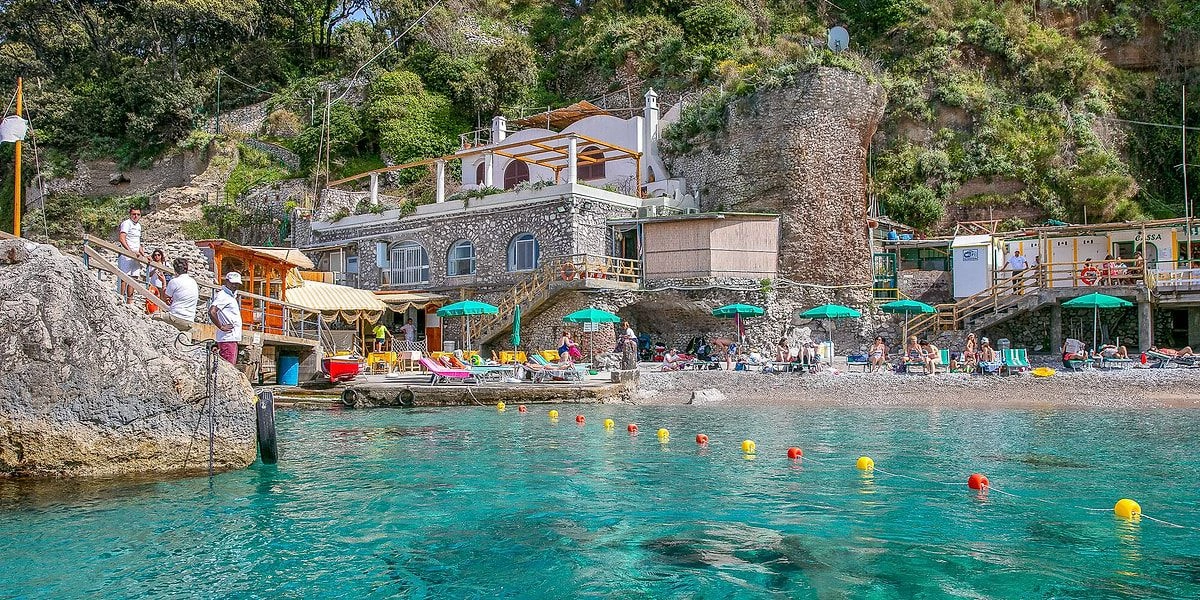 Turistlər üçün yeni məhdudiyyətlər: Çətir də qadağandır