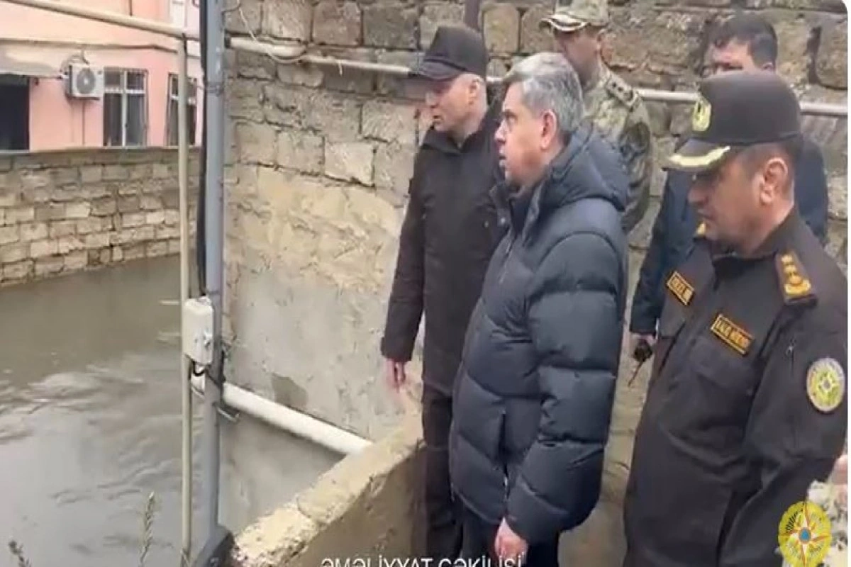 FHN Keşlədə su basmış ərazidə 37 nəfəri təxliyə edib