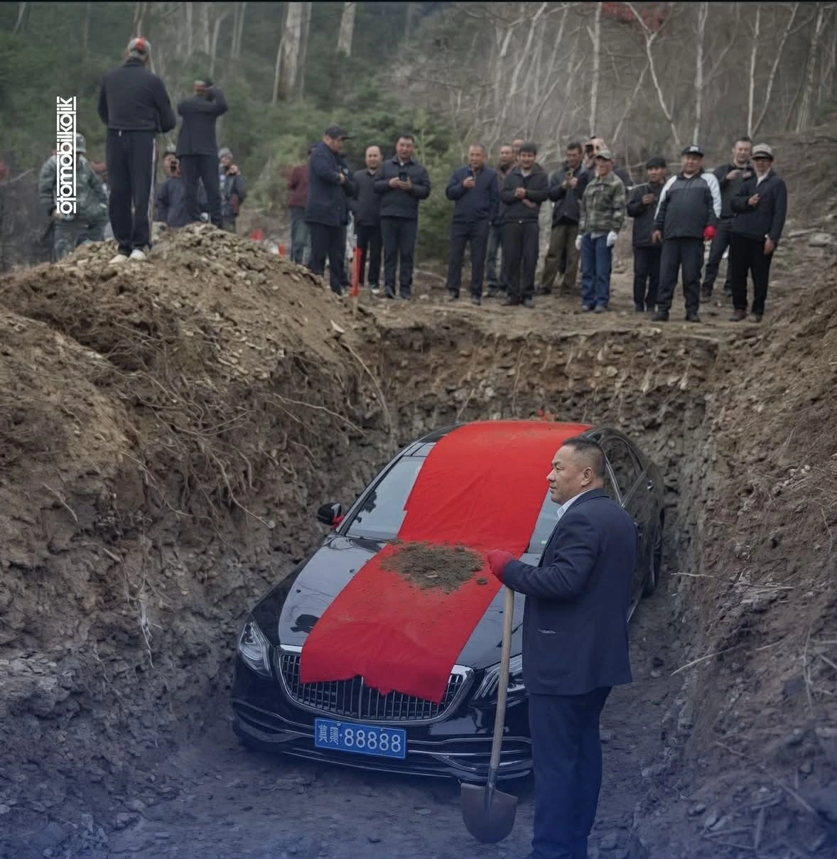 Çində lüks avtomobil dəfn edildi - FOTO