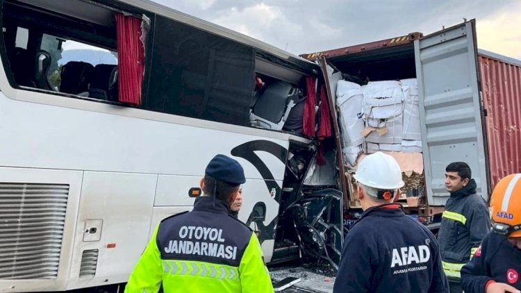 Avtobus TİR-la toqquşdu:  6 nəfər öldü, yaralılar var