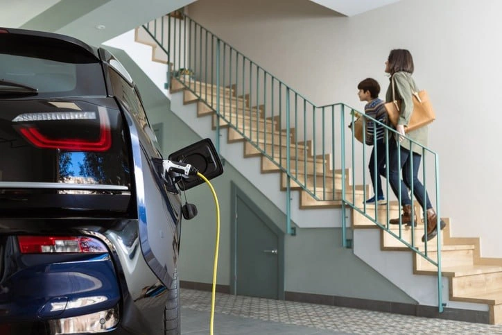 Elektromobillərini binalarda şarj edənlərə XƏBƏRDARLIQ