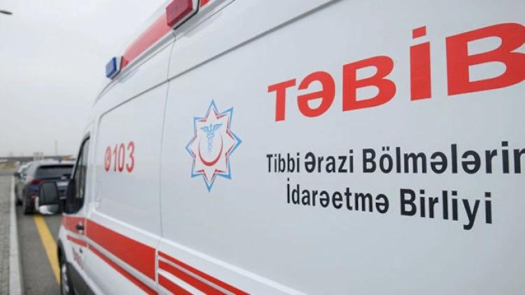 Motosikletlə “Mercedes” toqquşdu - Kuryer xəsarət aldı