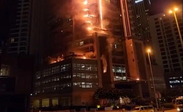İran raketinin qalıqları Dubayda otel binasına düşdü - Video