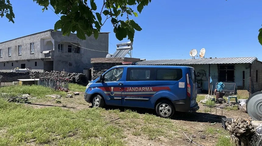 İlana atəş açan kişi ailə üzvlərini yaraladı