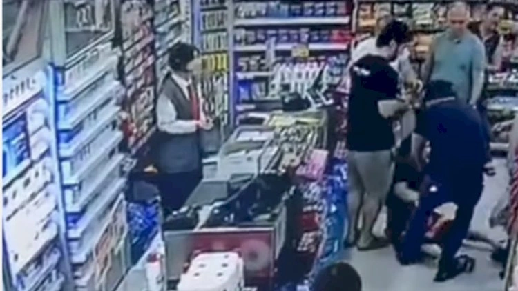 Bakıda kişi arvadını marketdə, autizm​li övladının gözü qarşısında döydü