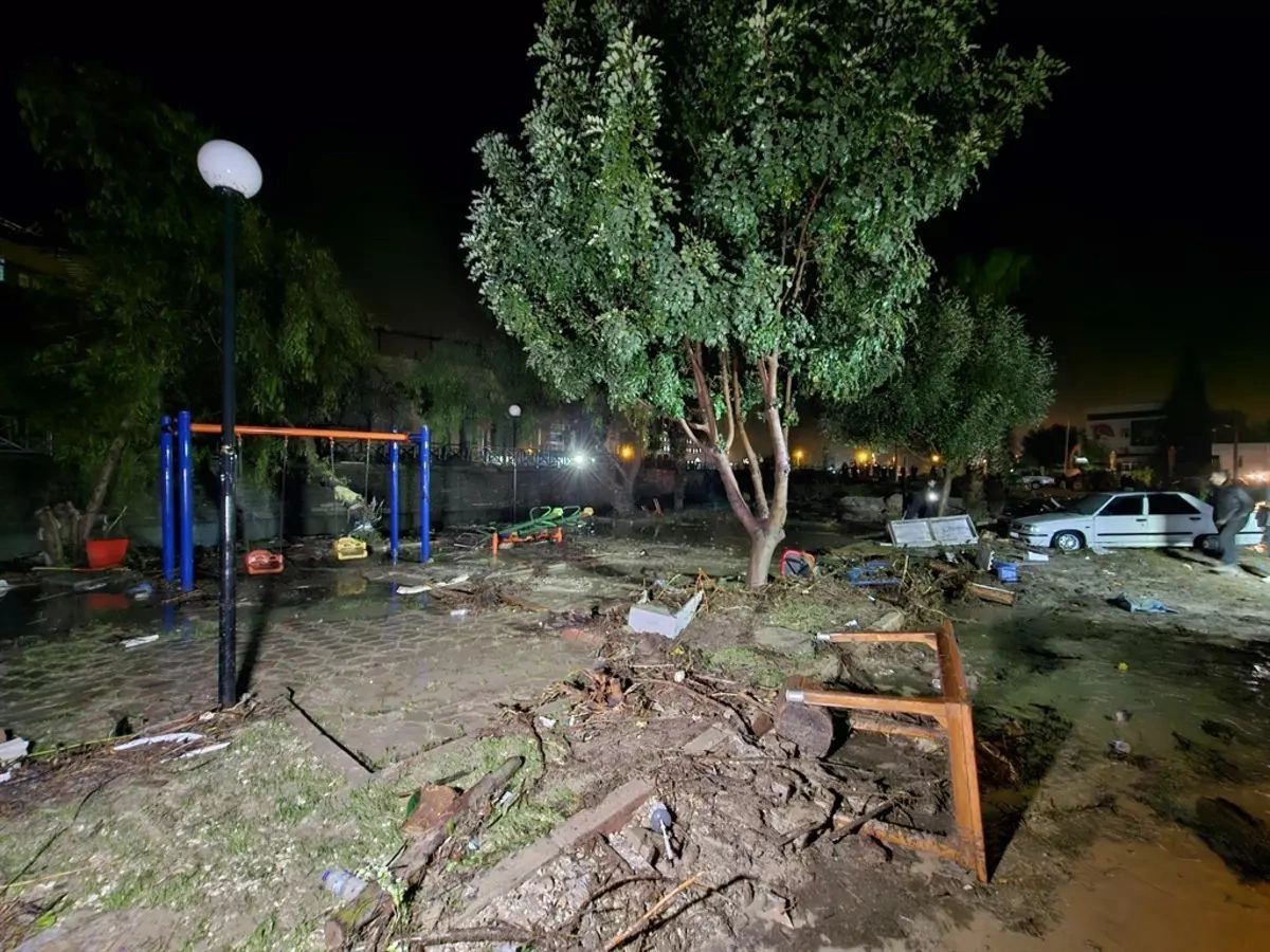 Türkiyədə daşqın fəlakəti: 2 nəfər öldü, yüzlərlə ev su altında qaldı