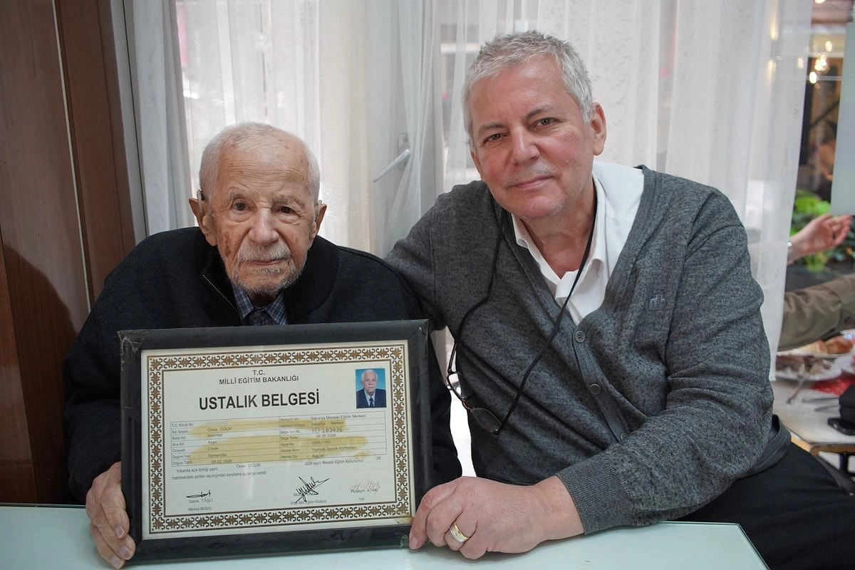 100 yaşlı dönər ustasının təqaüdə çıxmaq niyyəti yoxdur