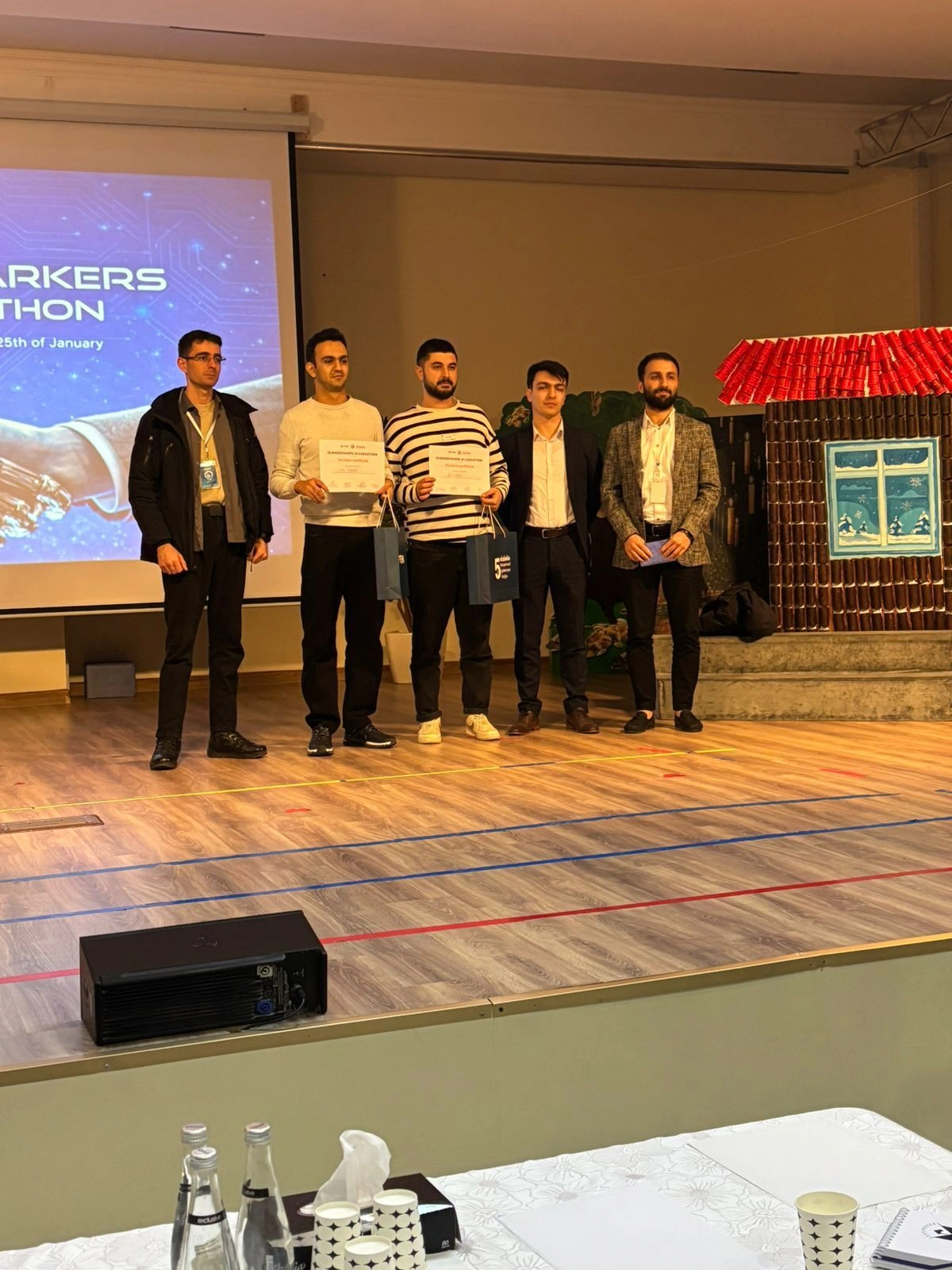 “Changemakers” AI Hackathon Oxbridge Akademiyasında uğurla keçirildi - FOTOLAR