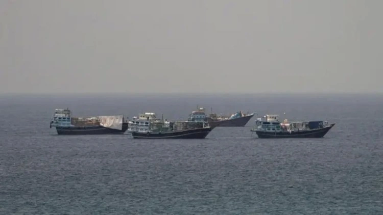 Hörmüz boğazında tanker naməlum mərmi ilə vuruldu