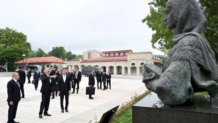 Prezidentlər Şuşada tanınmış şəxsiyyətlərinin güllələnmiş büstlərinə baxdılar