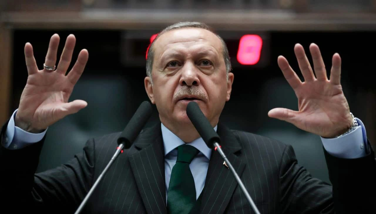 Əlini öpən kişiyə 8 manat verdi