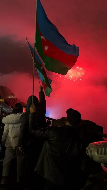 Niaqara şəlaləsi Azərbaycan bayrağının rəngləri ilə işıqlandırıldı - FOTOLAR