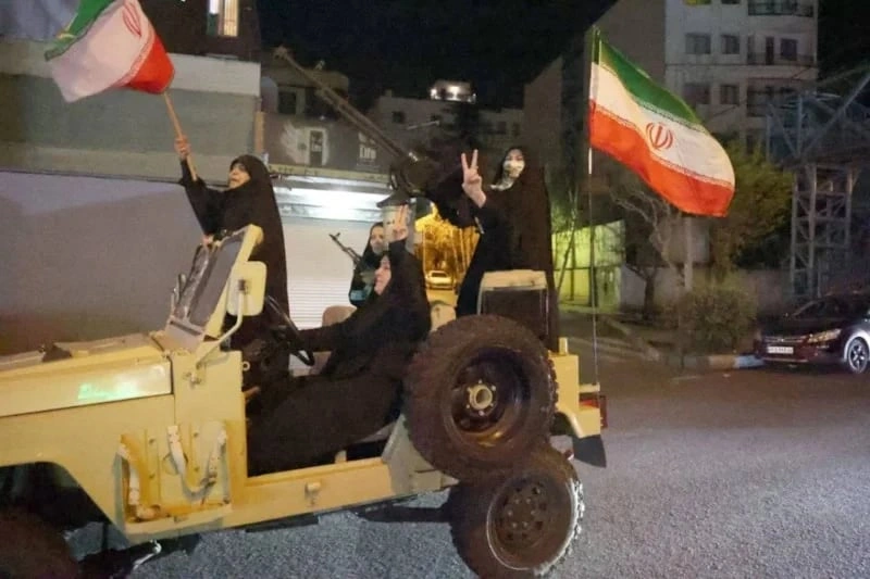 İranda qadınlar silahlanır - FOTO