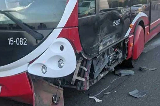 BakuBusın avtobusu yük maşını ilə toqquşdu - FOTO