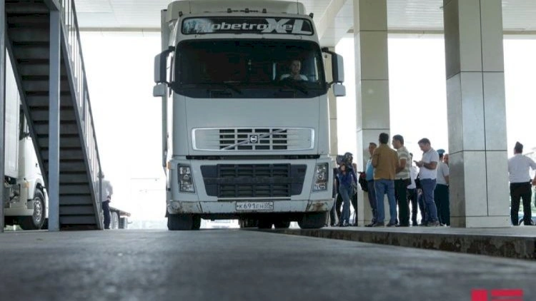“Qırmızı Körpü”də 700 maşın növbə gözləyir