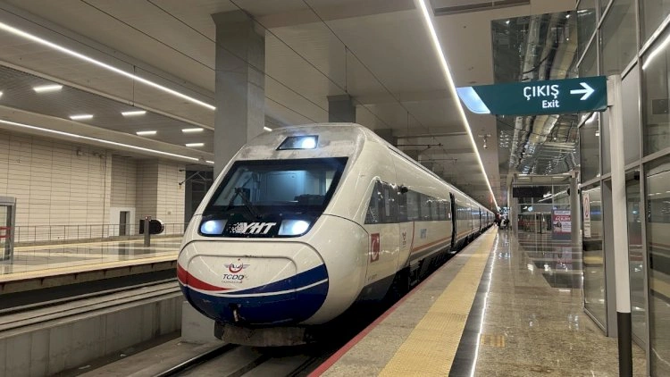 İstanbulda hava limanına gedən metro qatarı relsdən çıxdı