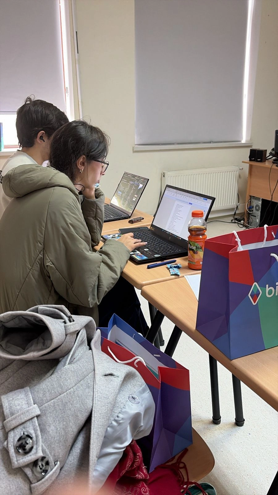 “Changemakers” AI Hackathon Oxbridge Akademiyasında uğurla keçirildi - FOTOLAR