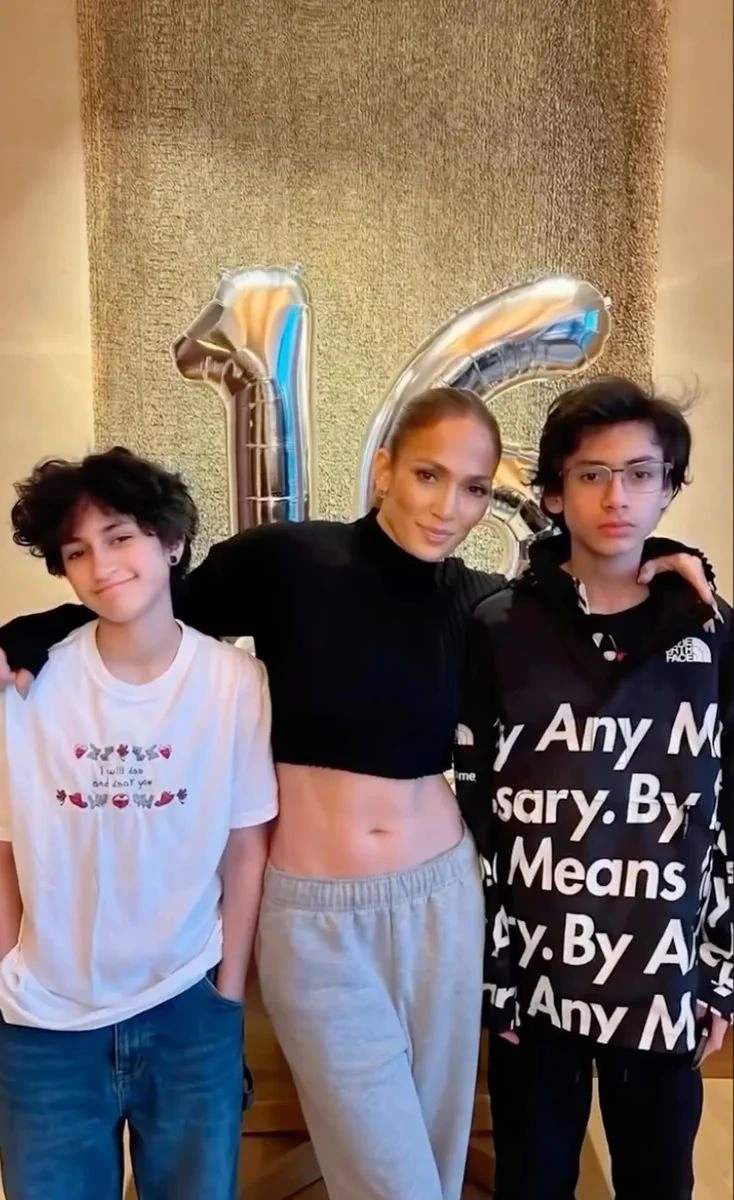 Cennifer Lopez 18 yaşlı əkizlərini paylaşdı - Fotolar