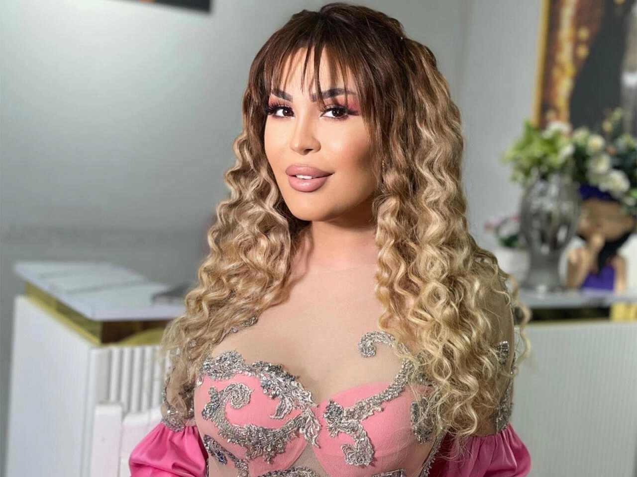 Azərbaycanlı müğənni Seabreezdə yarım milyonluq EV ALDI