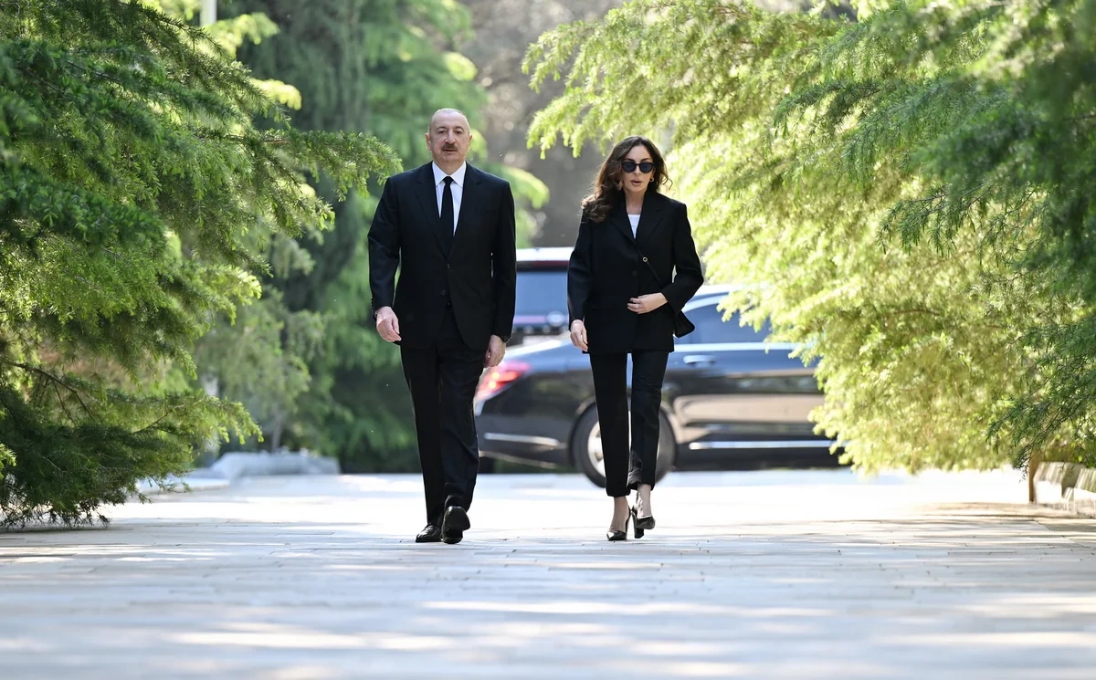 İlham Əliyev və Mehriban Əliyeva Ulu Öndər Heydər Əliyevin məzarını ziyarət ediblər - FOTO