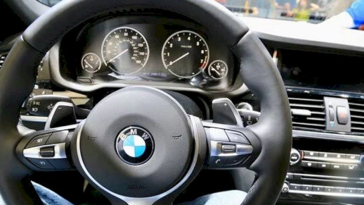 BMW sahiblərinin narazılığı artır –   Ekranda gözlənilməz reklam görünür