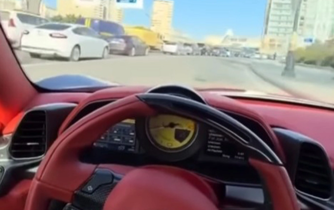 Bakıda “Ferrari” qaydaları belə pozdu – VİDEO