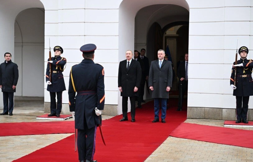 İlham Əliyevin Bratislavada rəsmi qarşılanma mərasimi oldu - FOTO