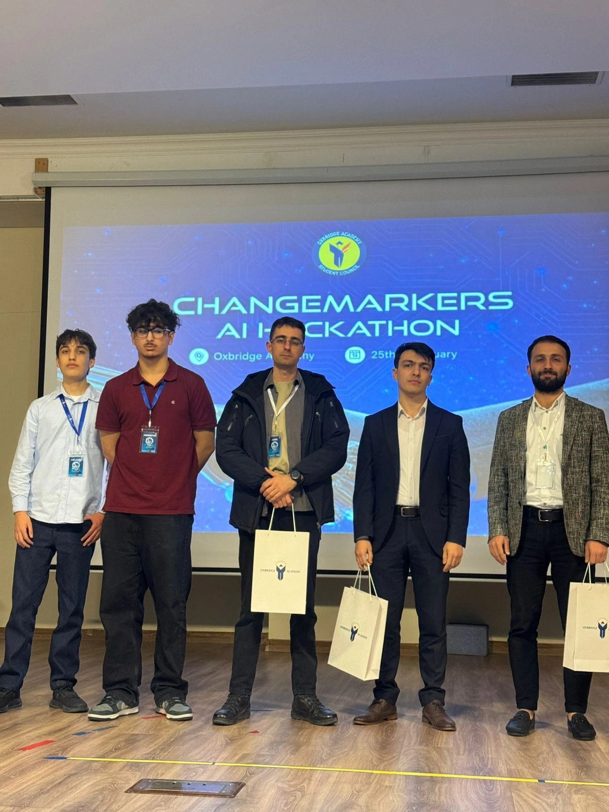 “Changemakers” AI Hackathon Oxbridge Akademiyasında uğurla keçirildi - FOTOLAR