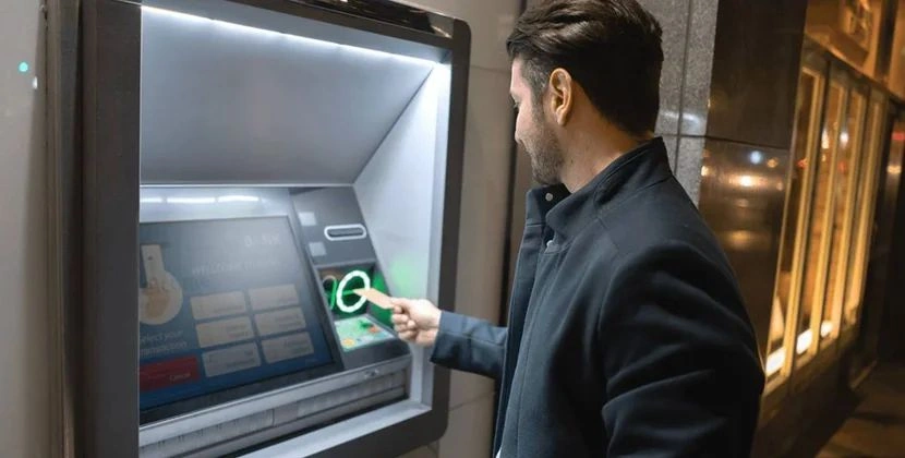 Səhvən Maaşının 330 misli qədər pul aldı – hamısı özündə qaldı