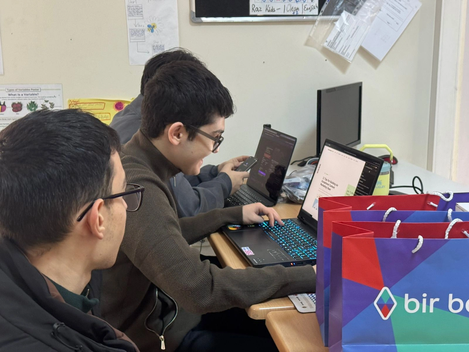 “Changemakers” AI Hackathon Oxbridge Akademiyasında uğurla keçirildi - FOTOLAR