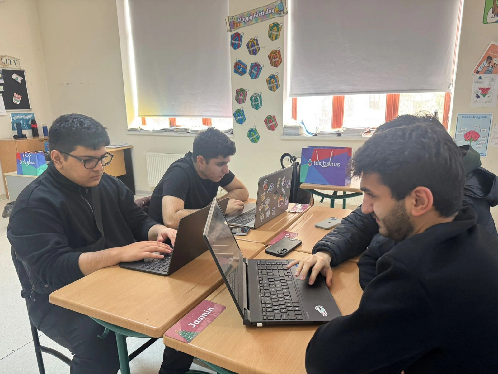 “Changemakers” AI Hackathon Oxbridge Akademiyasında uğurla keçirildi - FOTOLAR