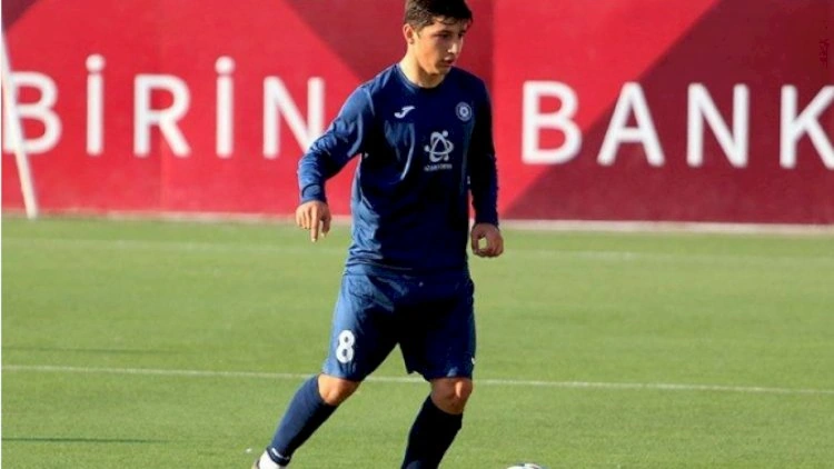 Əsəbdən şüşə qapıya zərbə vuran futbolçu əməliyyat olunacaq