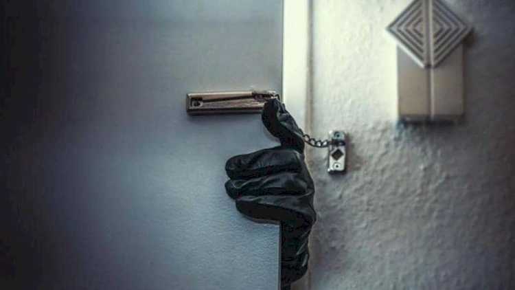 Bakıda sevgilisinin evindən 7400 manat oğurlayan qadın həbs olundu