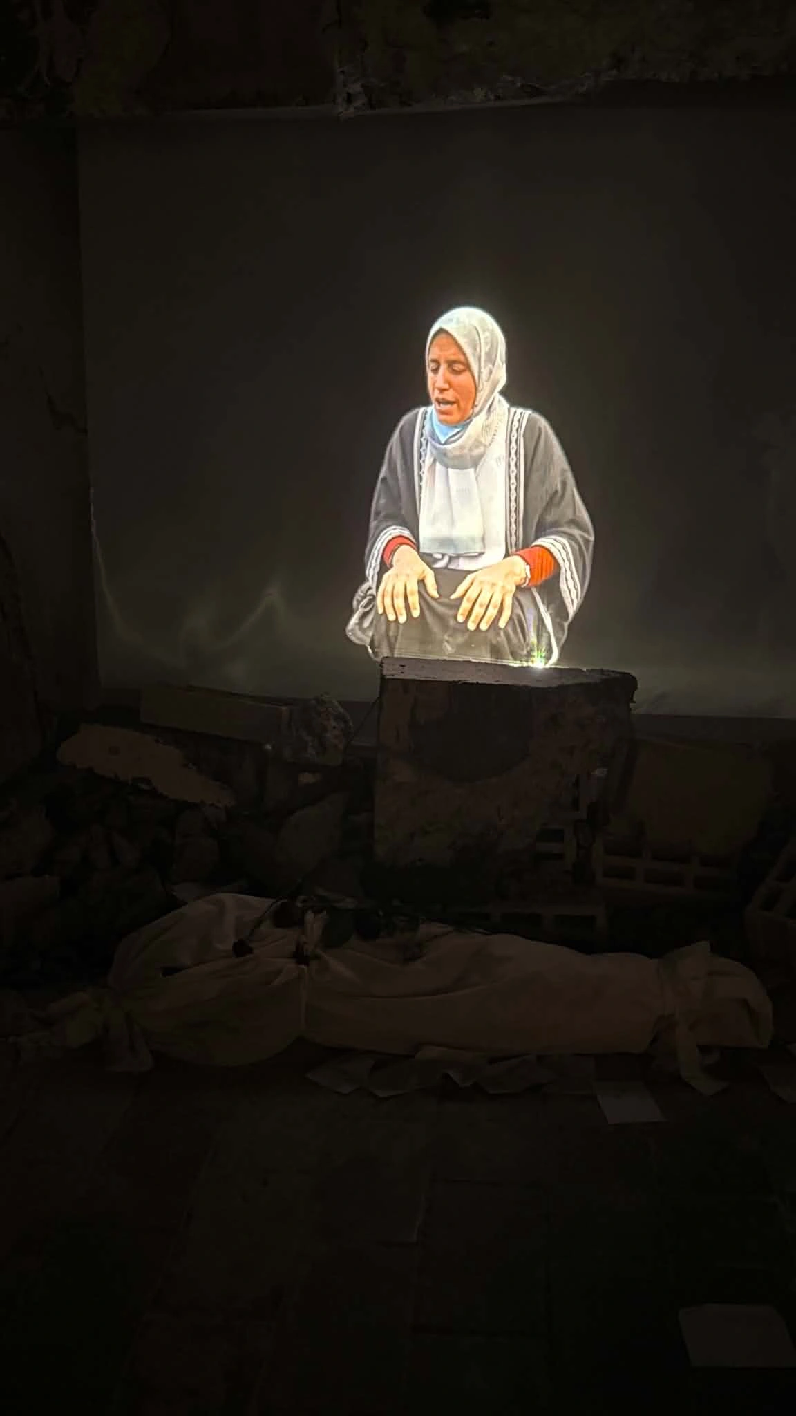Toz basmış əlil arabası, sahibsiz oyuncaqlar... - Qəzza Evindən FOTOREPORTAJ