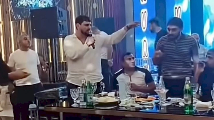 Meyxanaçılar arasında insident: Balaəli həmkarına BUTULKA ATDI - VİDEO