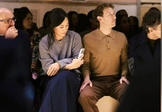 Moda nümayişində Mark Zuckerberg və həyat yoldaşının geyimləri gündəm oldu